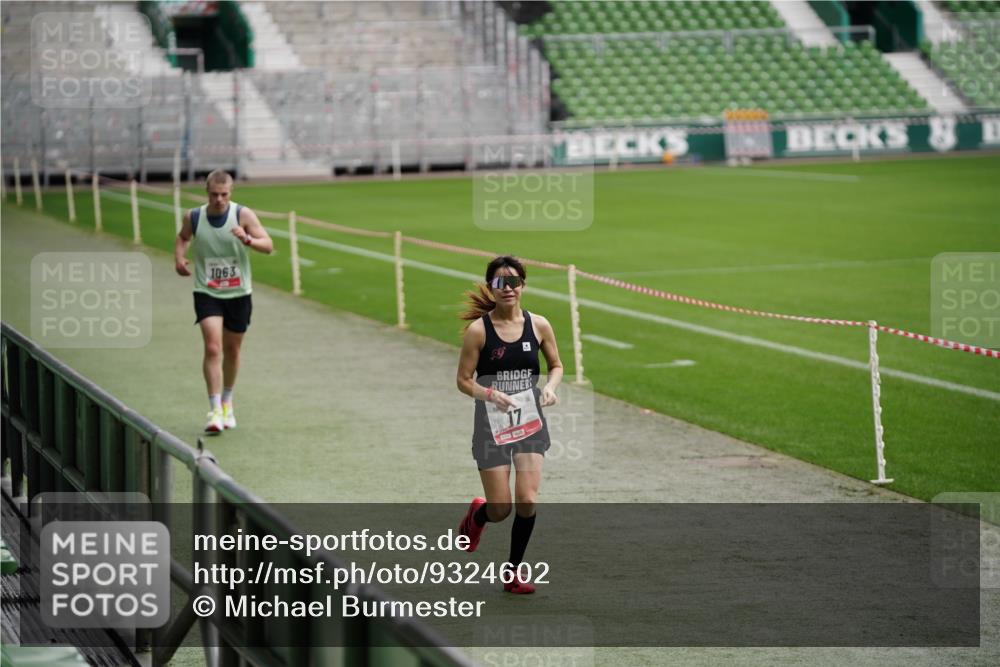 05.10.2025 - 20. swb-Marathon Bremen Michael Burmester http://msf.ph/oto/9324602 05.10.2025 12:29:21 Laufen im Stadion 17, 18, 632, 733, 742, 871, 940, 1063, 1688, 2253, 7751, 62, 2179 meine-sportfotos.de