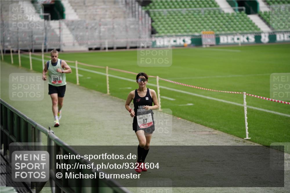 05.10.2025 - 20. swb-Marathon Bremen Michael Burmester http://msf.ph/oto/9324604 05.10.2025 12:29:21 Laufen im Stadion 17, 18, 632, 733, 742, 871, 940, 1063, 1688, 2253, 7751, 62, 2179 meine-sportfotos.de