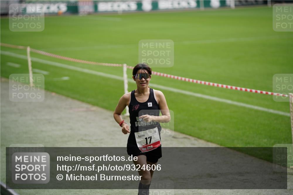 05.10.2025 - 20. swb-Marathon Bremen Michael Burmester http://msf.ph/oto/9324606 05.10.2025 12:29:23 Laufen im Stadion 17, 18, 632, 733, 742, 871, 940, 1063, 1688, 2253, 7751, 62, 2179 meine-sportfotos.de