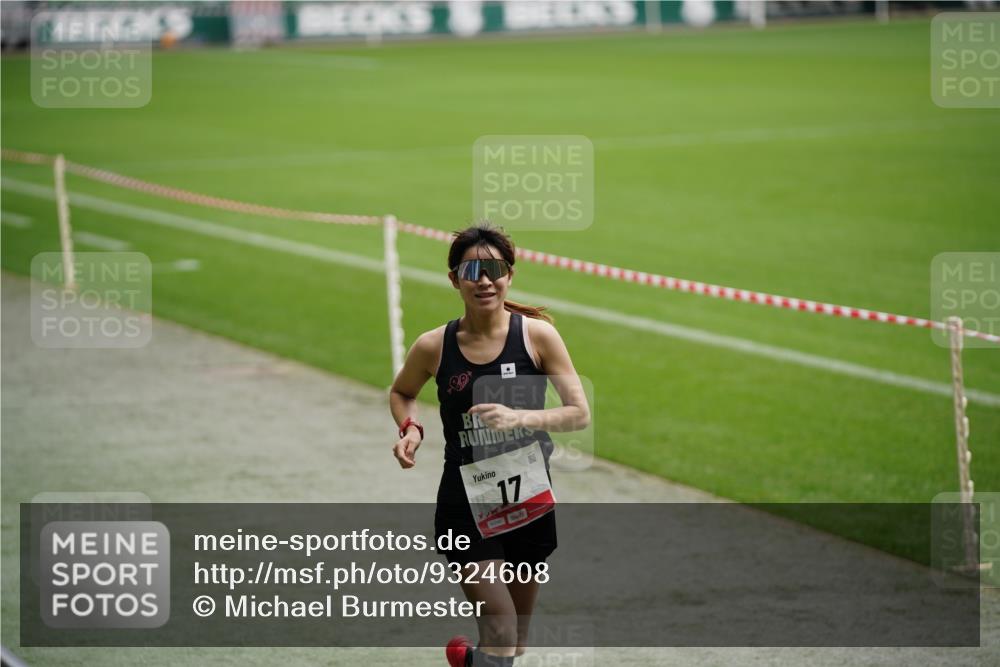 05.10.2025 - 20. swb-Marathon Bremen Michael Burmester http://msf.ph/oto/9324608 05.10.2025 12:29:23 Laufen im Stadion 17, 18, 632, 733, 742, 871, 940, 1063, 1688, 2253, 7751, 62, 2179 meine-sportfotos.de