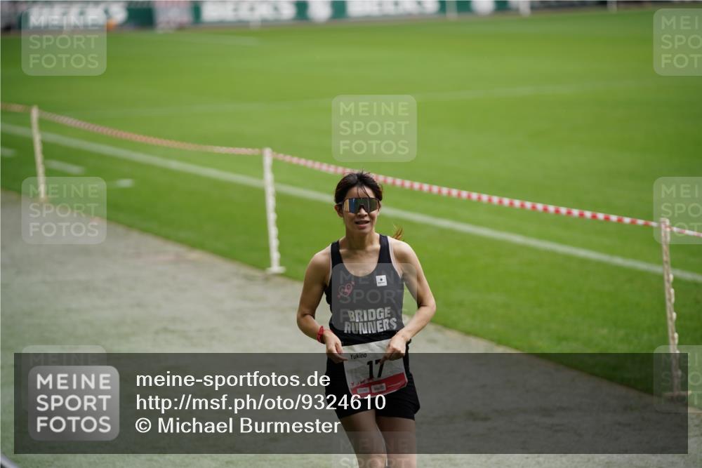 05.10.2025 - 20. swb-Marathon Bremen Michael Burmester http://msf.ph/oto/9324610 05.10.2025 12:29:23 Laufen im Stadion 17, 18, 632, 733, 742, 871, 940, 1063, 1688, 2253, 7751, 62, 2179 meine-sportfotos.de