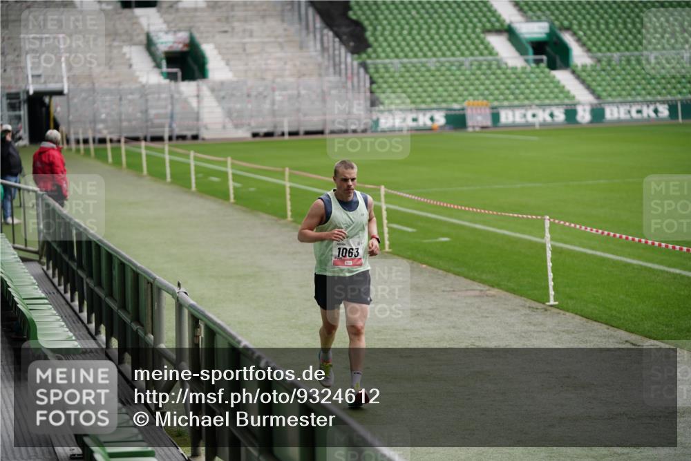 05.10.2025 - 20. swb-Marathon Bremen Michael Burmester http://msf.ph/oto/9324612 05.10.2025 12:29:25 Laufen im Stadion 17, 18, 632, 733, 742, 871, 940, 1063, 1688, 2253, 7751, 62, 2179 meine-sportfotos.de