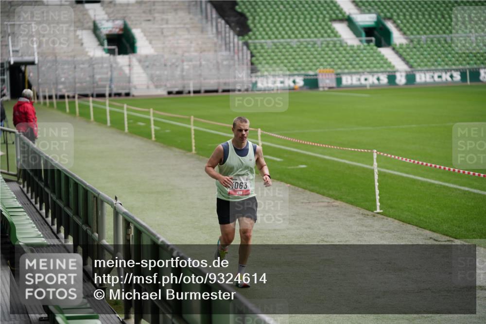 05.10.2025 - 20. swb-Marathon Bremen Michael Burmester http://msf.ph/oto/9324614 05.10.2025 12:29:25 Laufen im Stadion 17, 18, 632, 733, 742, 871, 940, 1063, 1688, 2253, 7751, 62, 2179 meine-sportfotos.de