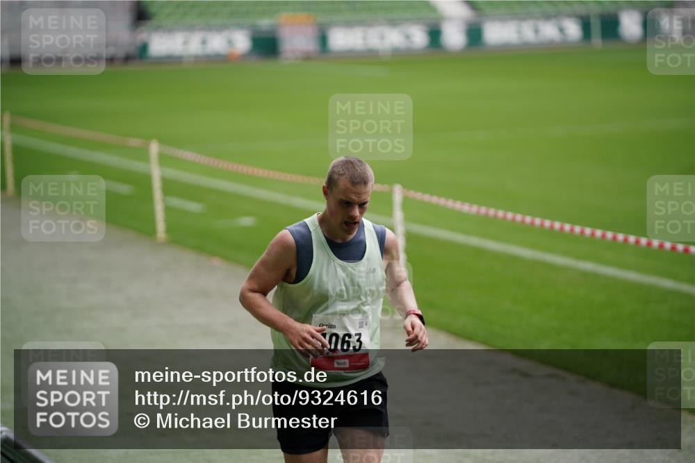 05.10.2025 - 20. swb-Marathon Bremen Michael Burmester http://msf.ph/oto/9324616 05.10.2025 12:29:26 Laufen im Stadion 17, 18, 632, 733, 742, 871, 940, 1063, 1688, 2253, 7751, 62, 2179 meine-sportfotos.de