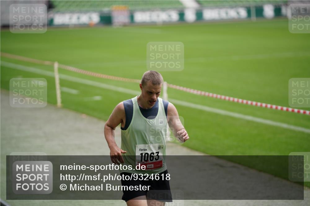 05.10.2025 - 20. swb-Marathon Bremen Michael Burmester http://msf.ph/oto/9324618 05.10.2025 12:29:26 Laufen im Stadion 17, 18, 632, 733, 742, 871, 940, 1063, 1688, 2253, 7751, 62, 2179 meine-sportfotos.de