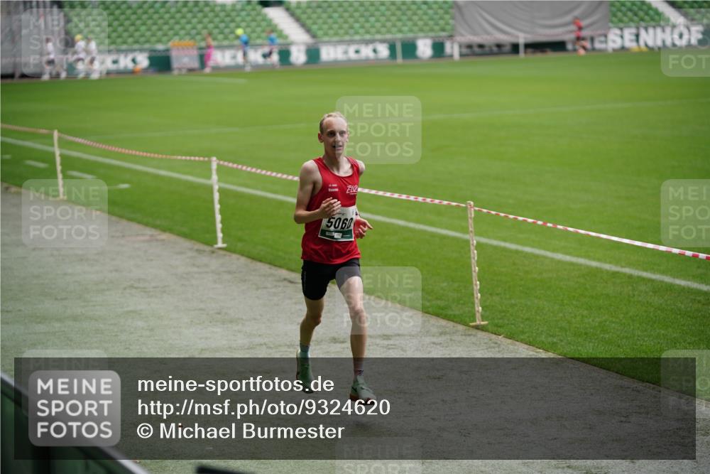 05.10.2025 - 20. swb-Marathon Bremen Michael Burmester http://msf.ph/oto/9324620 05.10.2025 12:30:04 Laufen im Stadion 17, 1063, 5060, 7751, 18, 632, 742, 871, 2253 meine-sportfotos.de