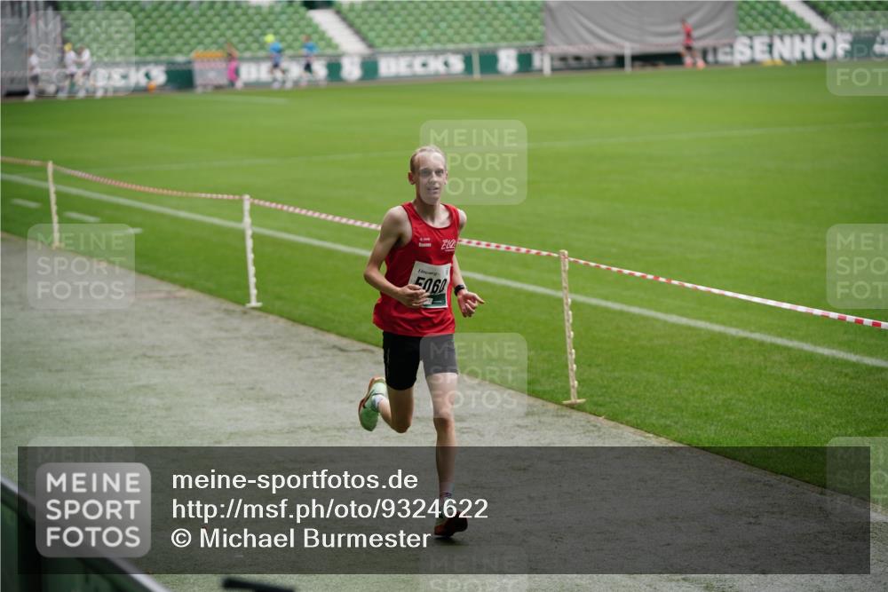 05.10.2025 - 20. swb-Marathon Bremen Michael Burmester http://msf.ph/oto/9324622 05.10.2025 12:30:04 Laufen im Stadion 17, 1063, 5060, 7751, 18, 632, 742, 871, 2253 meine-sportfotos.de