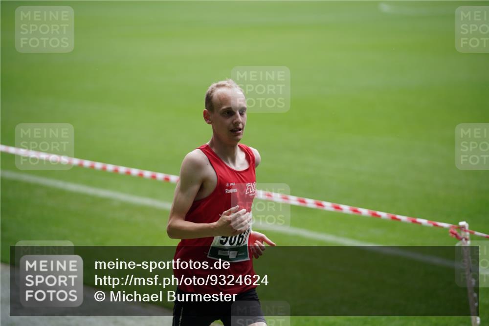 05.10.2025 - 20. swb-Marathon Bremen Michael Burmester http://msf.ph/oto/9324624 05.10.2025 12:30:05 Laufen im Stadion 17, 1063, 5060, 7751, 18, 632, 742, 871, 2253 meine-sportfotos.de