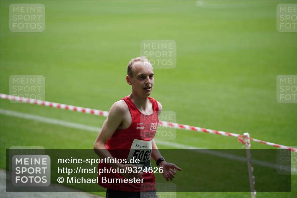 05.10.2025 - 20. swb-Marathon Bremen Michael Burmester http://msf.ph/oto/9324626 05.10.2025 12:30:06 Laufen im Stadion 17, 1063, 5060, 7751, 18, 632, 742, 871, 2253 meine-sportfotos.de