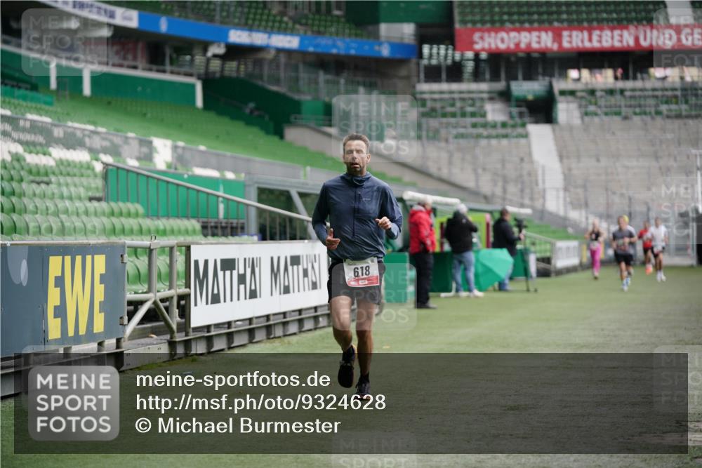 05.10.2025 - 20. swb-Marathon Bremen Michael Burmester http://msf.ph/oto/9324628 05.10.2025 12:30:21 Laufen im Stadion 618, 999, 5060, 17, 18, 632, 742, 871, 1063, 7751 meine-sportfotos.de
