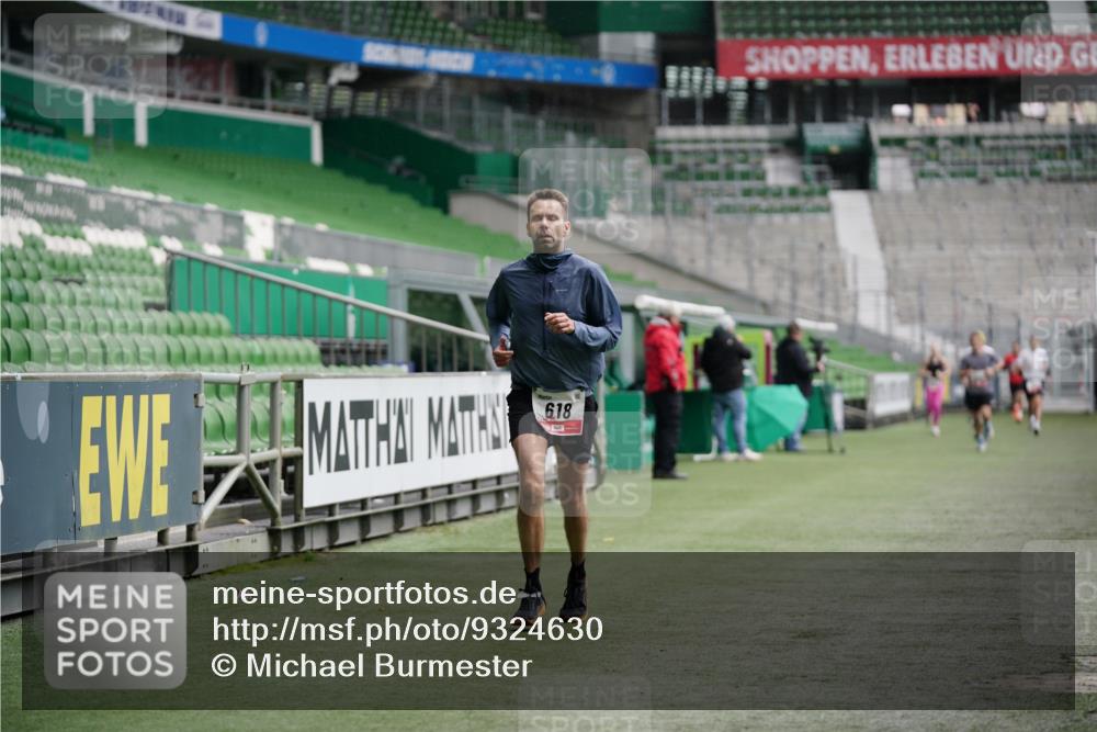 05.10.2025 - 20. swb-Marathon Bremen Michael Burmester http://msf.ph/oto/9324630 05.10.2025 12:30:21 Laufen im Stadion 618, 999, 5060, 17, 18, 632, 742, 871, 1063, 7751 meine-sportfotos.de