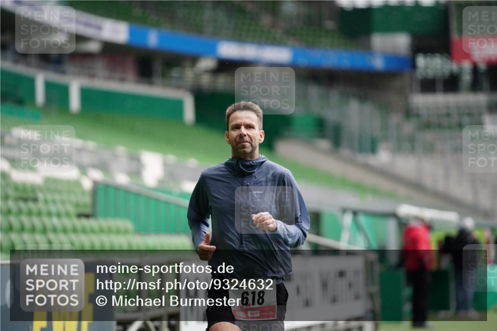 05.10.2025 - 20. swb-Marathon Bremen Michael Burmester http://msf.ph/oto/9324632 05.10.2025 12:30:23 Laufen im Stadion 618, 999, 5060, 17, 742, 1063, 7751 meine-sportfotos.de