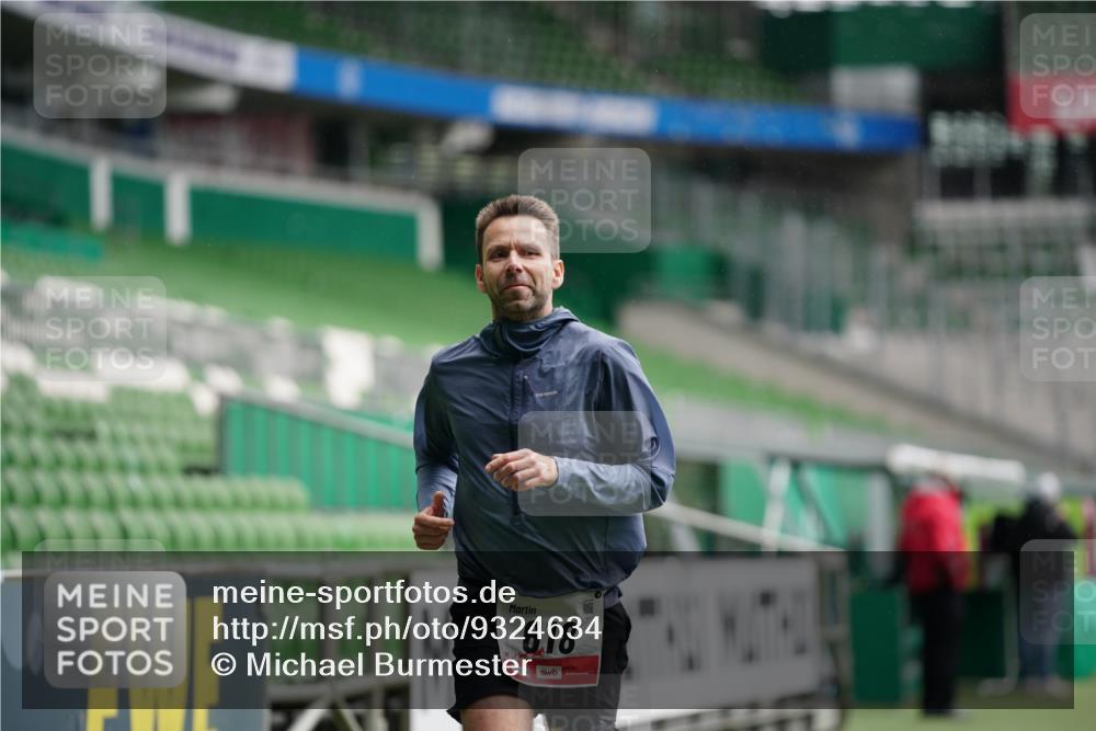 05.10.2025 - 20. swb-Marathon Bremen Michael Burmester http://msf.ph/oto/9324634 05.10.2025 12:30:23 Laufen im Stadion 618, 999, 5060, 17, 742, 1063, 7751 meine-sportfotos.de