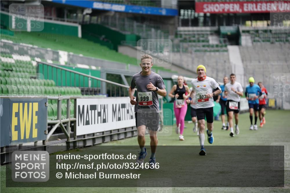 05.10.2025 - 20. swb-Marathon Bremen Michael Burmester http://msf.ph/oto/9324636 05.10.2025 12:30:34 Laufen im Stadion 419, 426, 603, 618, 999, 1565, 1647, 2056, 2133, 5060, 7751 meine-sportfotos.de