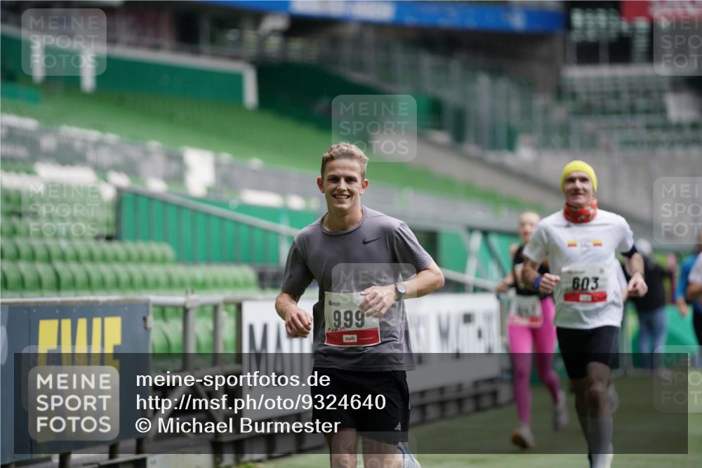 05.10.2025 - 20. swb-Marathon Bremen Michael Burmester http://msf.ph/oto/9324640 05.10.2025 12:30:35 Laufen im Stadion 419, 426, 603, 618, 999, 1565, 1647, 2056, 2133, 5060, 7751 meine-sportfotos.de