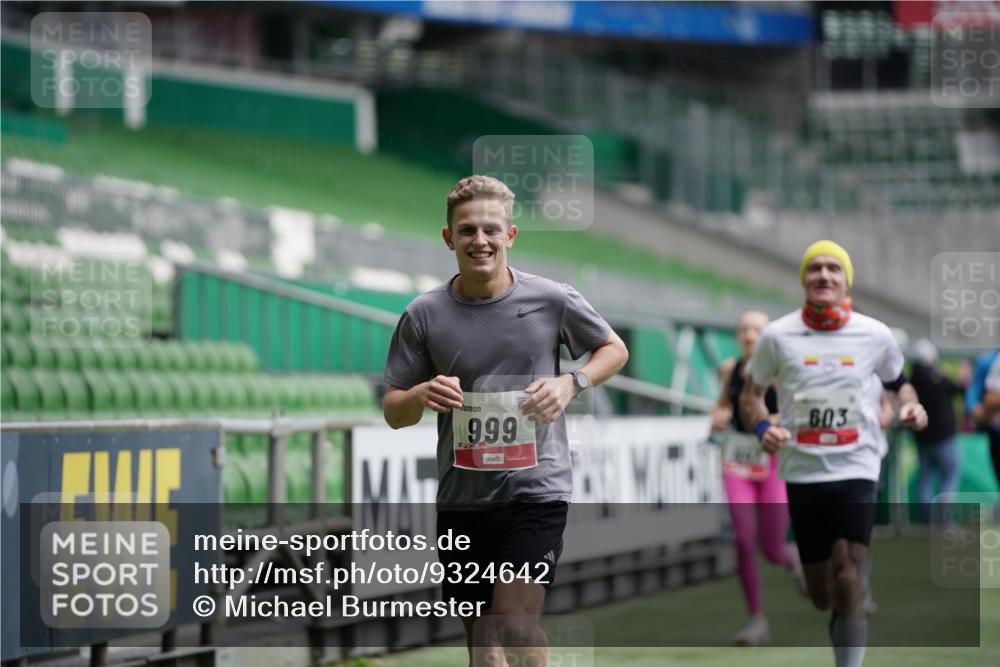 05.10.2025 - 20. swb-Marathon Bremen Michael Burmester http://msf.ph/oto/9324642 05.10.2025 12:30:35 Laufen im Stadion 419, 426, 603, 618, 999, 1565, 1647, 2056, 2133, 5060, 7751 meine-sportfotos.de