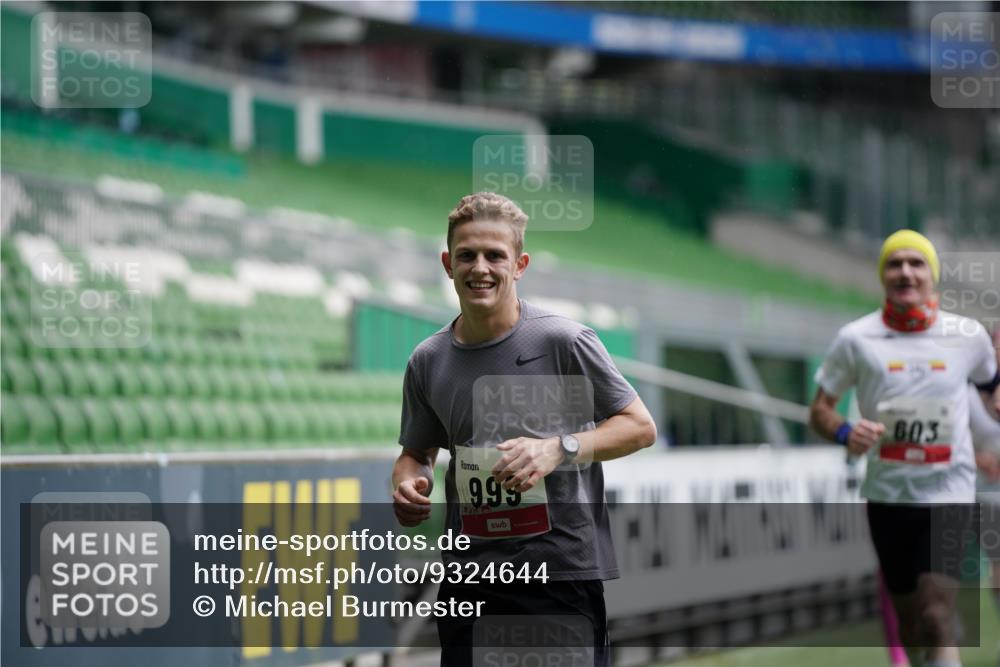 05.10.2025 - 20. swb-Marathon Bremen Michael Burmester http://msf.ph/oto/9324644 05.10.2025 12:30:36 Laufen im Stadion 419, 426, 603, 618, 999, 1565, 1647, 2056, 2133, 5060, 7751 meine-sportfotos.de
