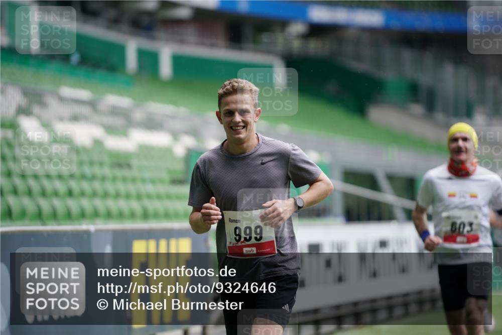 05.10.2025 - 20. swb-Marathon Bremen Michael Burmester http://msf.ph/oto/9324646 05.10.2025 12:30:36 Laufen im Stadion 419, 426, 603, 618, 999, 1565, 1647, 2056, 2133, 5060, 7751 meine-sportfotos.de