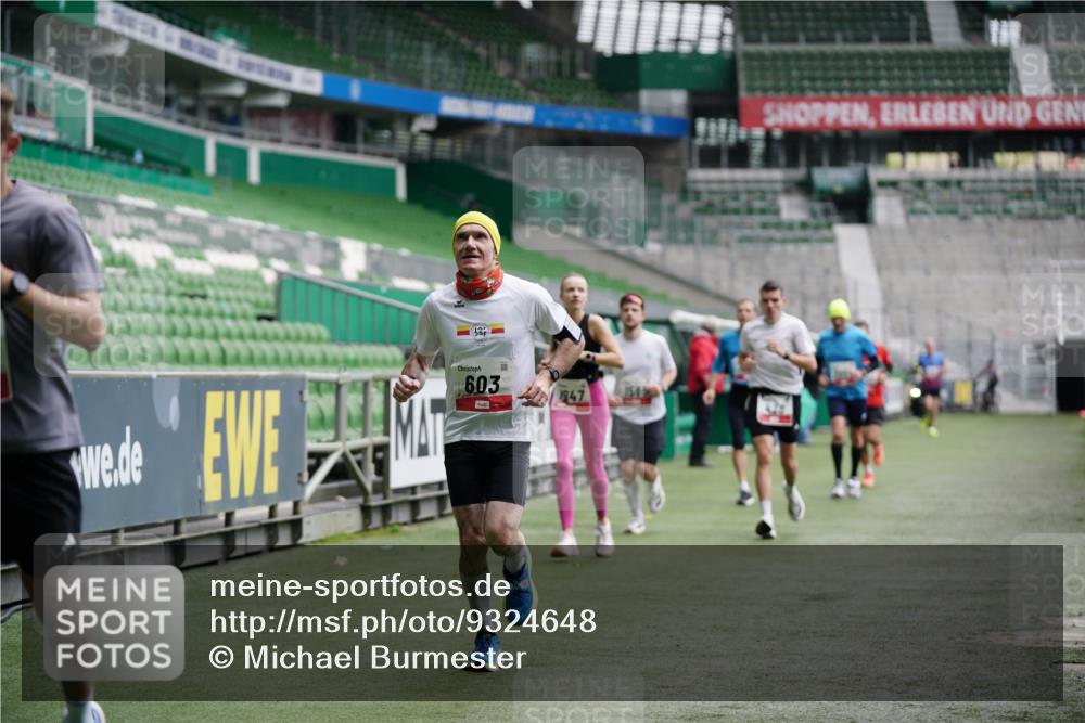 05.10.2025 - 20. swb-Marathon Bremen Michael Burmester http://msf.ph/oto/9324648 05.10.2025 12:30:37 Laufen im Stadion 419, 426, 603, 618, 999, 1565, 1647, 2056, 2133, 5060, 7751 meine-sportfotos.de