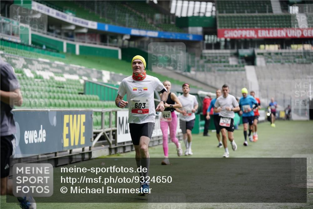 05.10.2025 - 20. swb-Marathon Bremen Michael Burmester http://msf.ph/oto/9324650 05.10.2025 12:30:37 Laufen im Stadion 419, 426, 603, 618, 999, 1565, 1647, 2056, 2133, 5060, 7751 meine-sportfotos.de