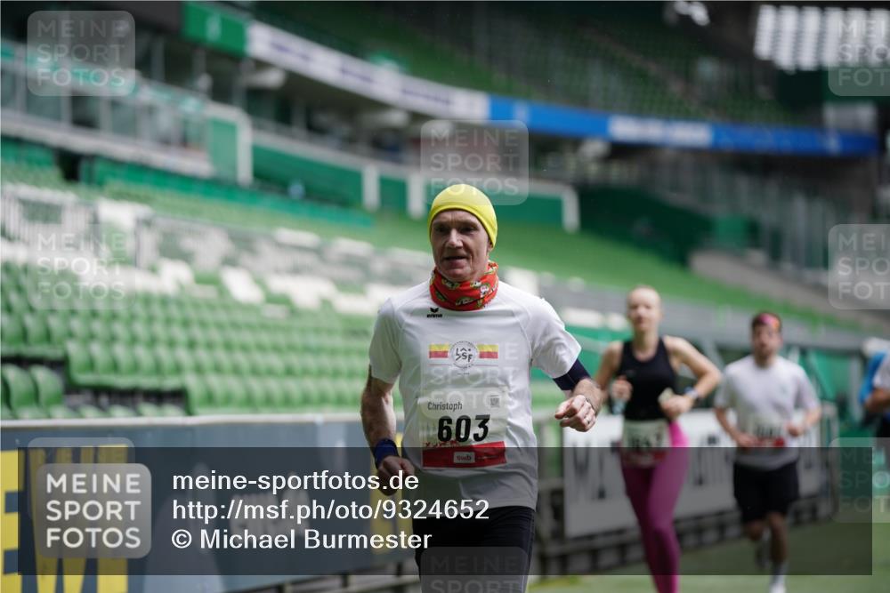 05.10.2025 - 20. swb-Marathon Bremen Michael Burmester http://msf.ph/oto/9324652 05.10.2025 12:30:38 Laufen im Stadion 419, 426, 603, 618, 999, 1565, 1647, 2056, 2133, 5060, 7751 meine-sportfotos.de