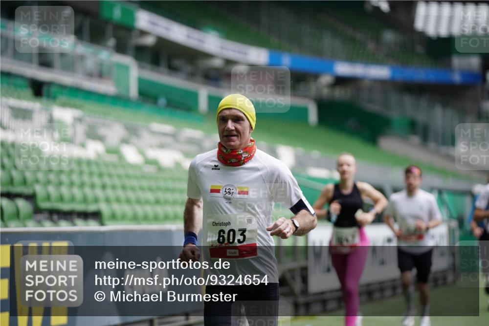 05.10.2025 - 20. swb-Marathon Bremen Michael Burmester http://msf.ph/oto/9324654 05.10.2025 12:30:38 Laufen im Stadion 419, 426, 603, 618, 999, 1565, 1647, 2056, 2133, 5060, 7751 meine-sportfotos.de