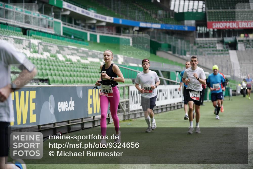 05.10.2025 - 20. swb-Marathon Bremen Michael Burmester http://msf.ph/oto/9324656 05.10.2025 12:30:39 Laufen im Stadion 419, 426, 603, 618, 999, 1565, 1647, 2056, 2133, 5060 meine-sportfotos.de