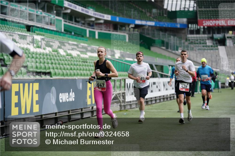 05.10.2025 - 20. swb-Marathon Bremen Michael Burmester http://msf.ph/oto/9324658 05.10.2025 12:30:39 Laufen im Stadion 419, 426, 603, 618, 999, 1565, 1647, 2056, 2133, 5060 meine-sportfotos.de
