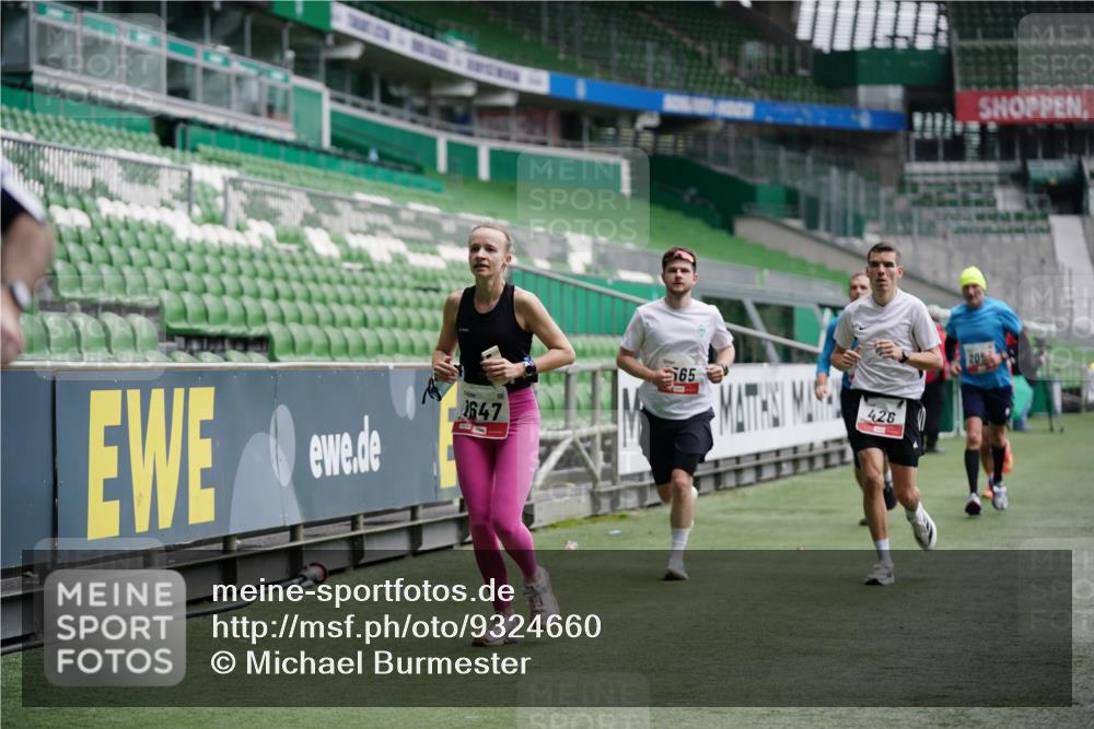 05.10.2025 - 20. swb-Marathon Bremen Michael Burmester http://msf.ph/oto/9324660 05.10.2025 12:30:39 Laufen im Stadion 419, 426, 603, 618, 999, 1565, 1647, 2056, 2133, 5060 meine-sportfotos.de