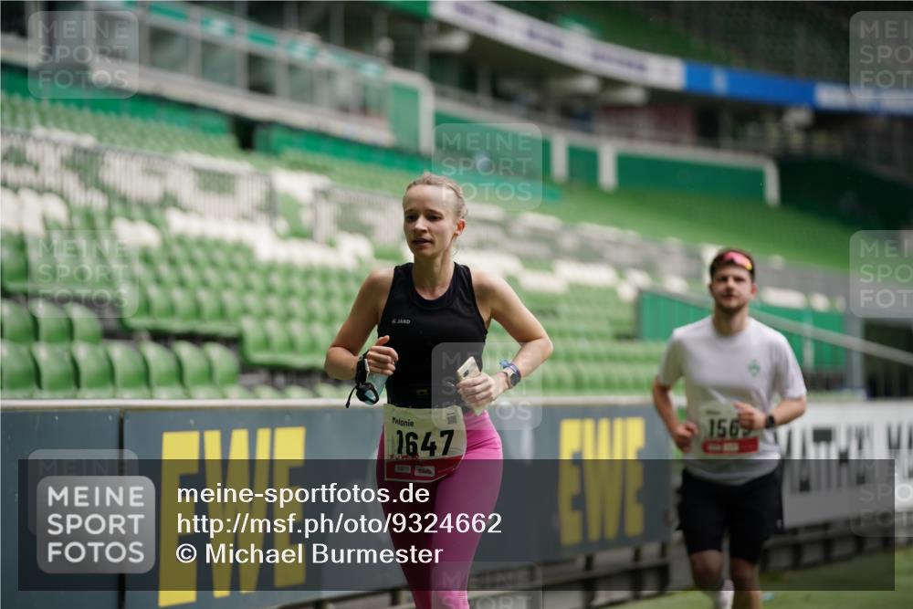 05.10.2025 - 20. swb-Marathon Bremen Michael Burmester http://msf.ph/oto/9324662 05.10.2025 12:30:40 Laufen im Stadion 419, 426, 603, 618, 999, 1565, 1647, 2056, 2133, 5060 meine-sportfotos.de