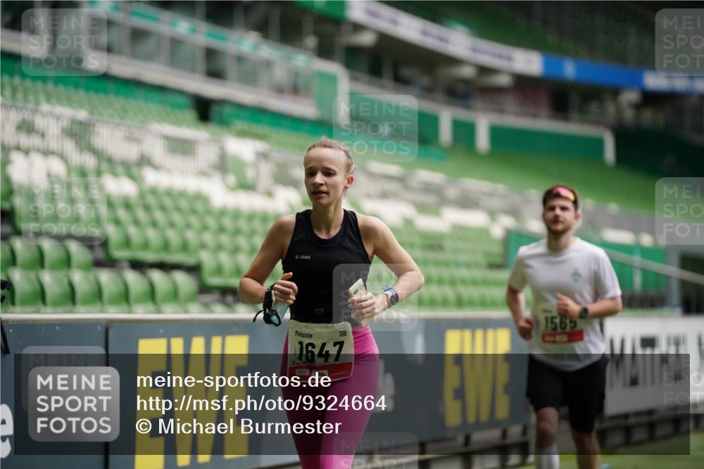 05.10.2025 - 20. swb-Marathon Bremen Michael Burmester http://msf.ph/oto/9324664 05.10.2025 12:30:40 Laufen im Stadion 419, 426, 603, 618, 999, 1565, 1647, 2056, 2133, 5060 meine-sportfotos.de