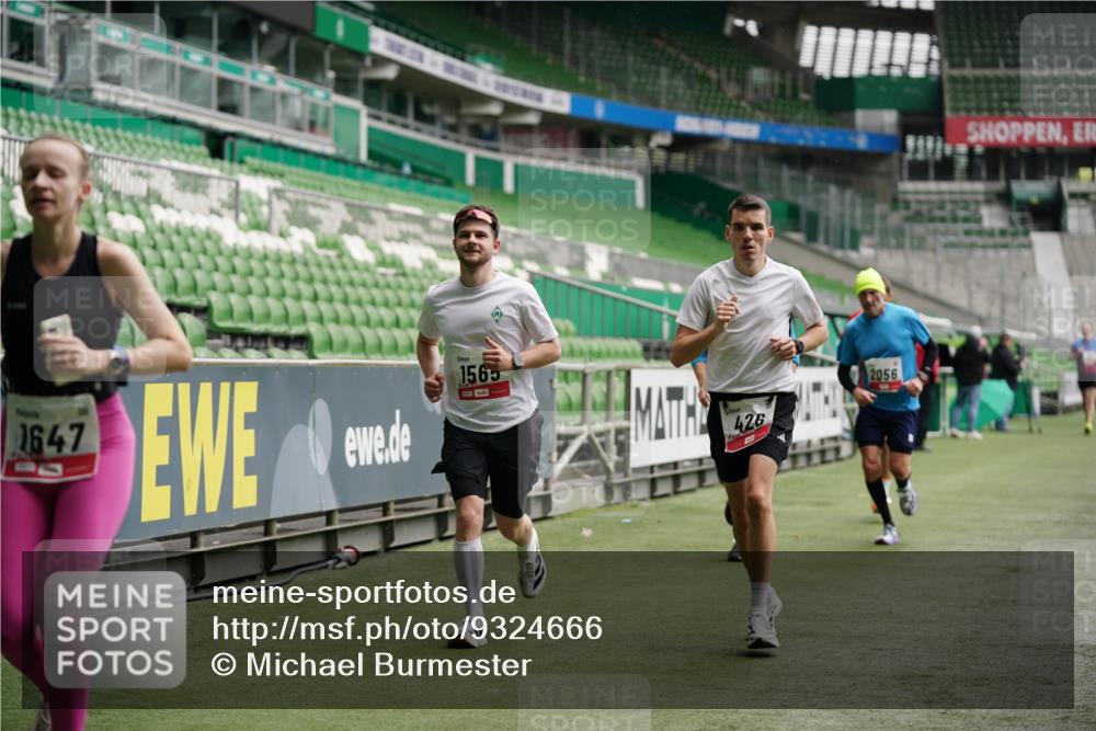 05.10.2025 - 20. swb-Marathon Bremen Michael Burmester http://msf.ph/oto/9324666 05.10.2025 12:30:41 Laufen im Stadion 419, 426, 603, 618, 999, 1293, 1565, 1647, 2056, 2133, 5060 meine-sportfotos.de