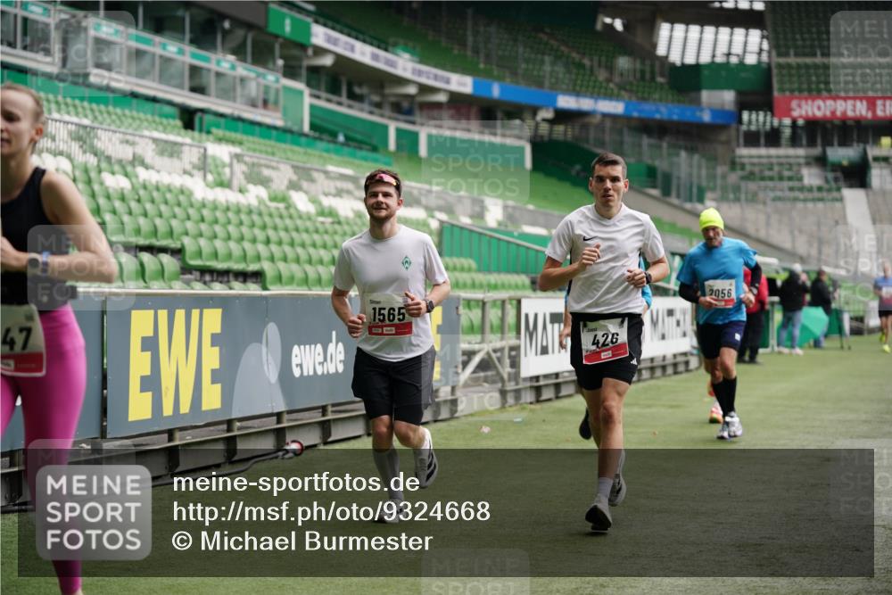 05.10.2025 - 20. swb-Marathon Bremen Michael Burmester http://msf.ph/oto/9324668 05.10.2025 12:30:41 Laufen im Stadion 419, 426, 603, 618, 999, 1293, 1565, 1647, 2056, 2133, 5060 meine-sportfotos.de