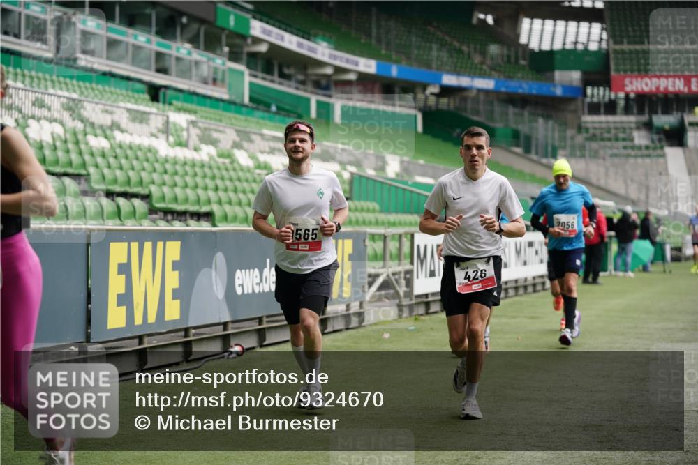 05.10.2025 - 20. swb-Marathon Bremen Michael Burmester http://msf.ph/oto/9324670 05.10.2025 12:30:41 Laufen im Stadion 419, 426, 603, 618, 999, 1293, 1565, 1647, 2056, 2133, 5060 meine-sportfotos.de