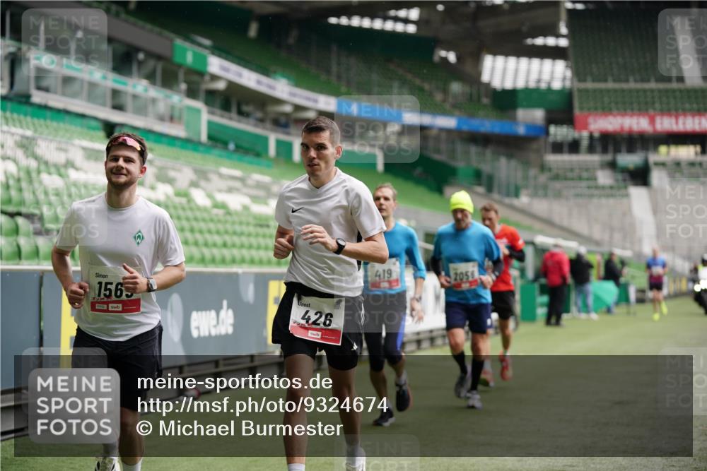 05.10.2025 - 20. swb-Marathon Bremen Michael Burmester http://msf.ph/oto/9324674 05.10.2025 12:30:42 Laufen im Stadion 419, 426, 603, 618, 999, 1293, 1565, 1647, 2056, 2133, 5060 meine-sportfotos.de