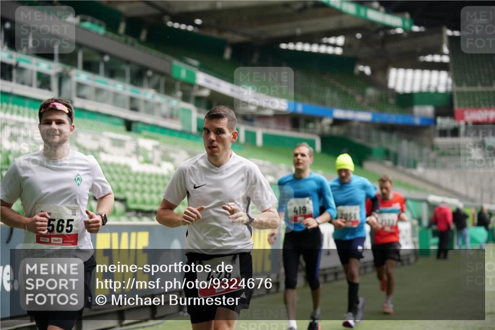 05.10.2025 - 20. swb-Marathon Bremen Michael Burmester http://msf.ph/oto/9324676 05.10.2025 12:30:43 Laufen im Stadion 419, 426, 603, 618, 999, 1293, 1565, 1647, 2056, 2133, 5060 meine-sportfotos.de
