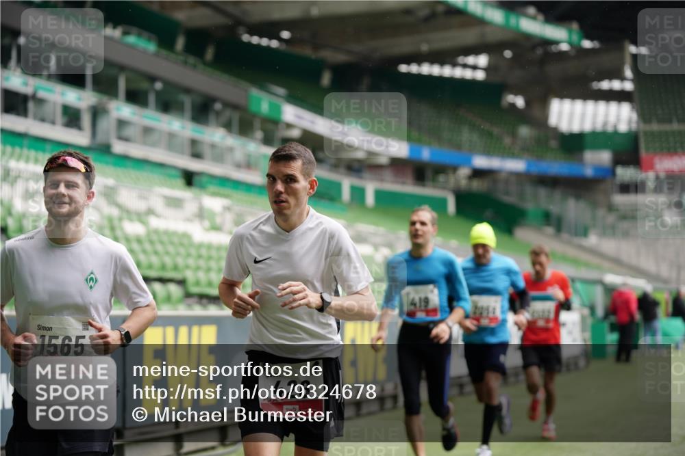 05.10.2025 - 20. swb-Marathon Bremen Michael Burmester http://msf.ph/oto/9324678 05.10.2025 12:30:43 Laufen im Stadion 419, 426, 603, 618, 999, 1293, 1565, 1647, 2056, 2133, 5060 meine-sportfotos.de