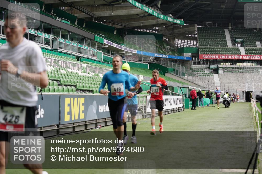 05.10.2025 - 20. swb-Marathon Bremen Michael Burmester http://msf.ph/oto/9324680 05.10.2025 12:30:44 Laufen im Stadion 419, 426, 603, 618, 999, 1293, 1565, 1647, 2056, 2133, 5060 meine-sportfotos.de