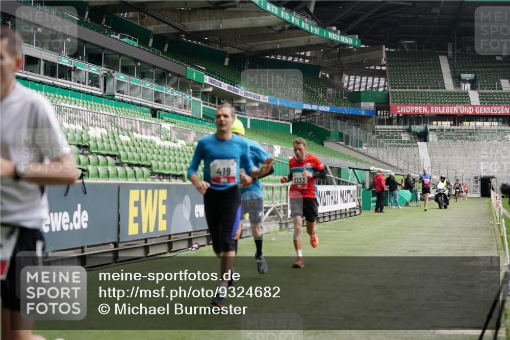 05.10.2025 - 20. swb-Marathon Bremen Michael Burmester http://msf.ph/oto/9324682 05.10.2025 12:30:44 Laufen im Stadion 419, 426, 603, 618, 999, 1293, 1565, 1647, 2056, 2133, 5060 meine-sportfotos.de