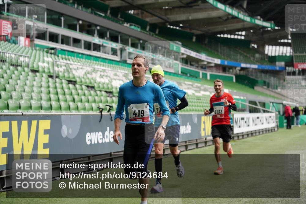 05.10.2025 - 20. swb-Marathon Bremen Michael Burmester http://msf.ph/oto/9324684 05.10.2025 12:30:45 Laufen im Stadion 419, 426, 603, 618, 999, 1293, 1565, 1647, 2056, 2133, 5060 meine-sportfotos.de