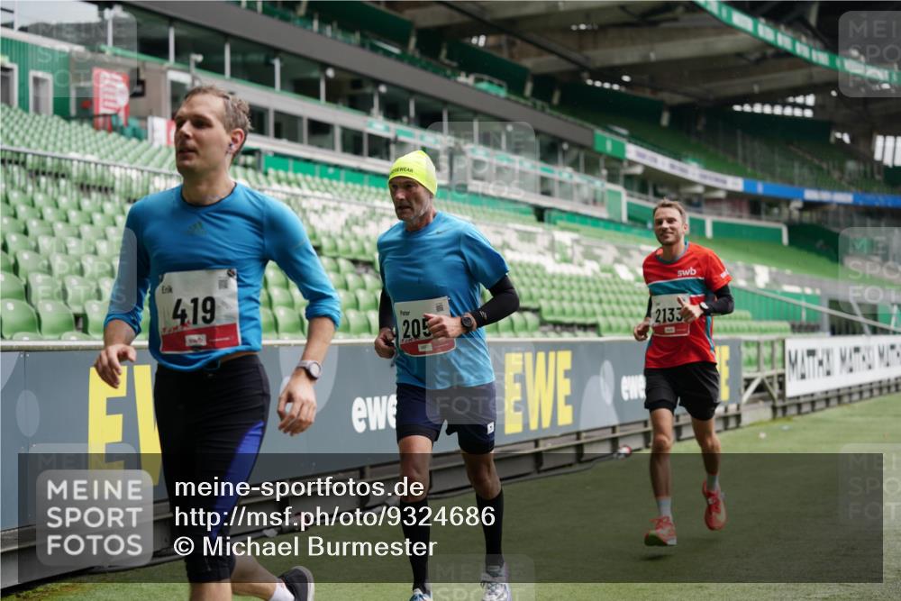 05.10.2025 - 20. swb-Marathon Bremen Michael Burmester http://msf.ph/oto/9324686 05.10.2025 12:30:45 Laufen im Stadion 419, 426, 603, 618, 999, 1293, 1565, 1647, 2056, 2133, 5060 meine-sportfotos.de