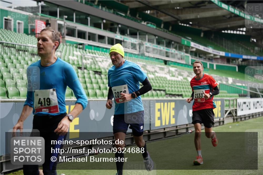 05.10.2025 - 20. swb-Marathon Bremen Michael Burmester http://msf.ph/oto/9324688 05.10.2025 12:30:45 Laufen im Stadion 419, 426, 603, 618, 999, 1293, 1565, 1647, 2056, 2133, 5060 meine-sportfotos.de