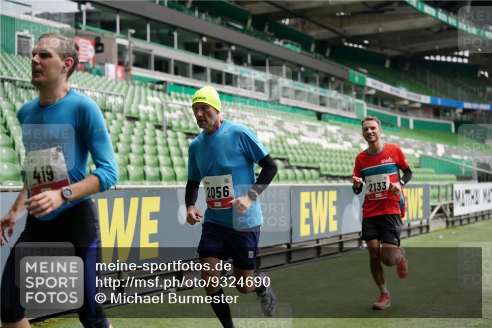 05.10.2025 - 20. swb-Marathon Bremen Michael Burmester http://msf.ph/oto/9324690 05.10.2025 12:30:45 Laufen im Stadion 419, 426, 603, 618, 999, 1293, 1565, 1647, 2056, 2133, 5060 meine-sportfotos.de