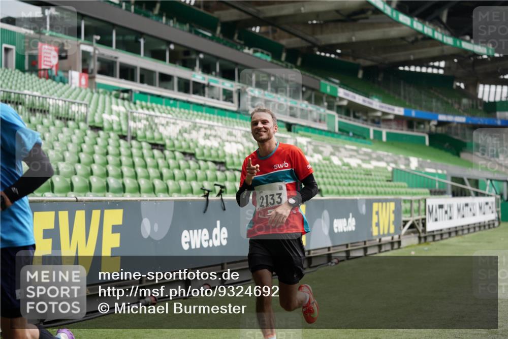 05.10.2025 - 20. swb-Marathon Bremen Michael Burmester http://msf.ph/oto/9324692 05.10.2025 12:30:46 Laufen im Stadion 419, 426, 603, 618, 999, 1293, 1565, 1647, 2056, 2133, 5060 meine-sportfotos.de