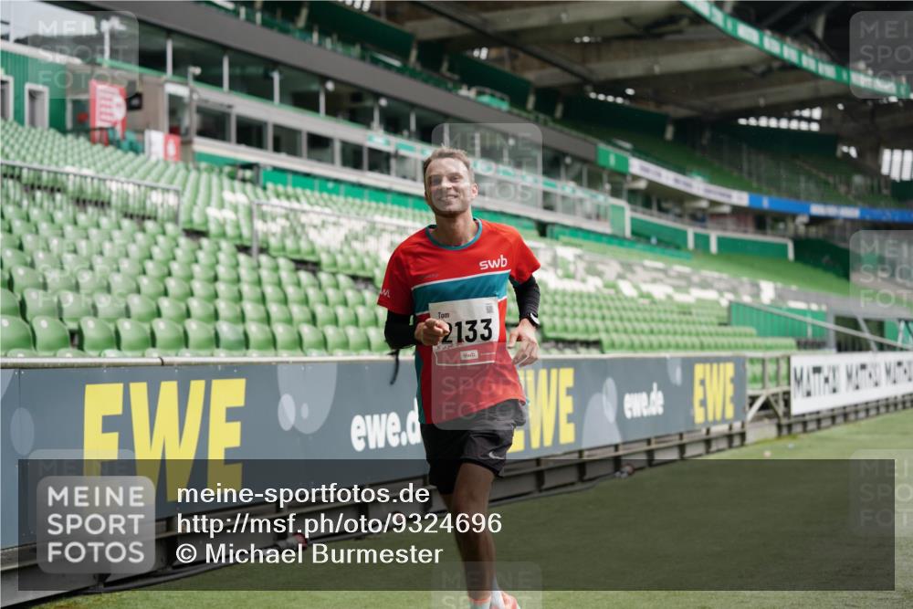 05.10.2025 - 20. swb-Marathon Bremen Michael Burmester http://msf.ph/oto/9324696 05.10.2025 12:30:46 Laufen im Stadion 419, 426, 603, 618, 999, 1293, 1565, 1647, 2056, 2133, 5060 meine-sportfotos.de