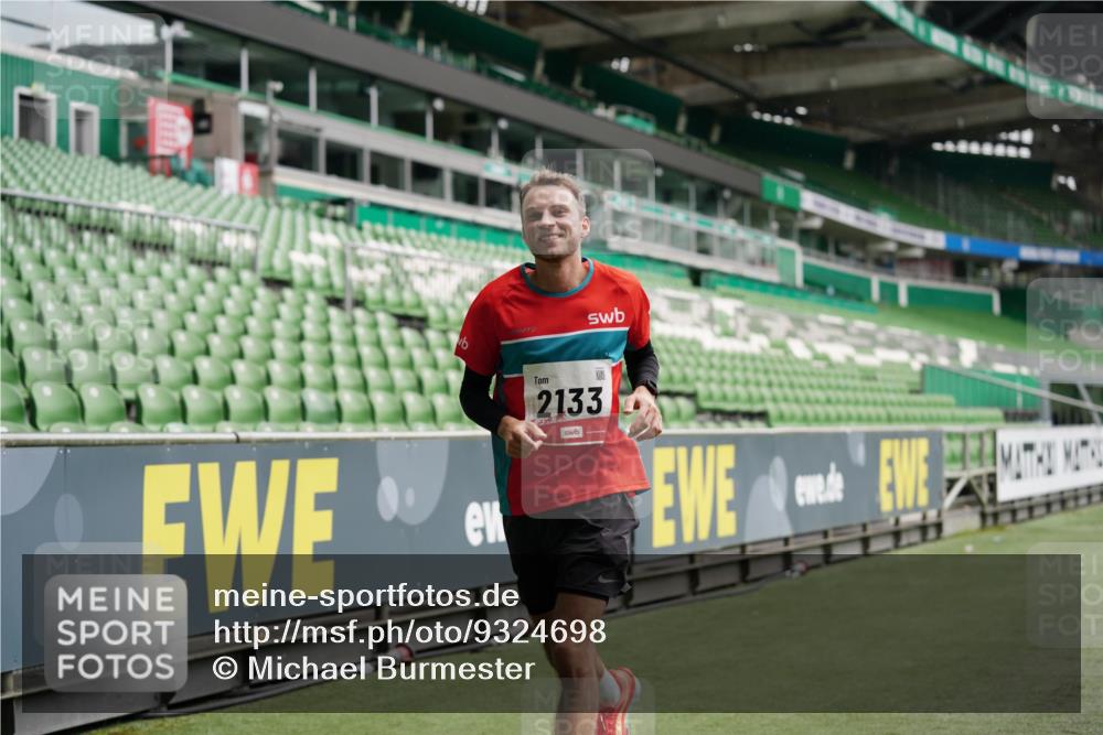 05.10.2025 - 20. swb-Marathon Bremen Michael Burmester http://msf.ph/oto/9324698 05.10.2025 12:30:46 Laufen im Stadion 419, 426, 603, 618, 999, 1293, 1565, 1647, 2056, 2133, 5060 meine-sportfotos.de
