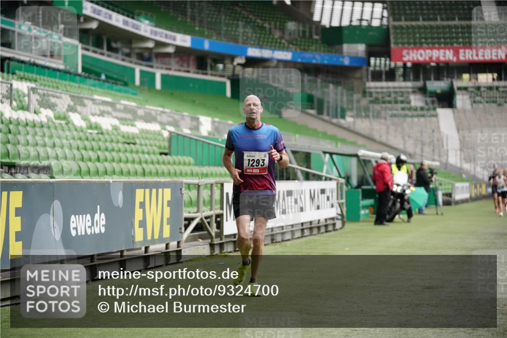 05.10.2025 - 20. swb-Marathon Bremen Michael Burmester http://msf.ph/oto/9324700 05.10.2025 12:30:53 Laufen im Stadion 419, 426, 603, 618, 999, 1293, 1565, 1647, 1814, 2056, 2133, 5060 meine-sportfotos.de