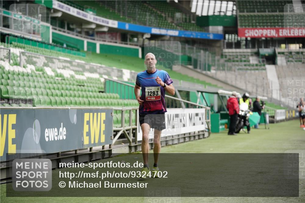 05.10.2025 - 20. swb-Marathon Bremen Michael Burmester http://msf.ph/oto/9324702 05.10.2025 12:30:53 Laufen im Stadion 419, 426, 603, 618, 999, 1293, 1565, 1647, 1814, 2056, 2133, 5060 meine-sportfotos.de