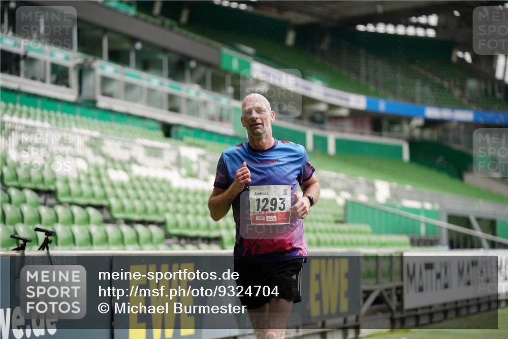 05.10.2025 - 20. swb-Marathon Bremen Michael Burmester http://msf.ph/oto/9324704 05.10.2025 12:30:55 Laufen im Stadion 419, 426, 603, 618, 999, 1293, 1565, 1647, 1814, 2056, 2133, 5060 meine-sportfotos.de