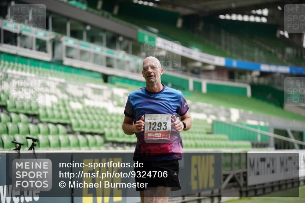 05.10.2025 - 20. swb-Marathon Bremen Michael Burmester http://msf.ph/oto/9324706 05.10.2025 12:30:55 Laufen im Stadion 419, 426, 603, 618, 999, 1293, 1565, 1647, 1814, 2056, 2133, 5060 meine-sportfotos.de